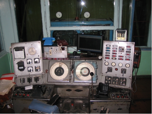 Старый пульт управления шахтной подъемной машиной